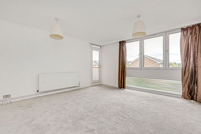 2 Bedroom Flat To Rent In Kent Road, Richmond, TW9