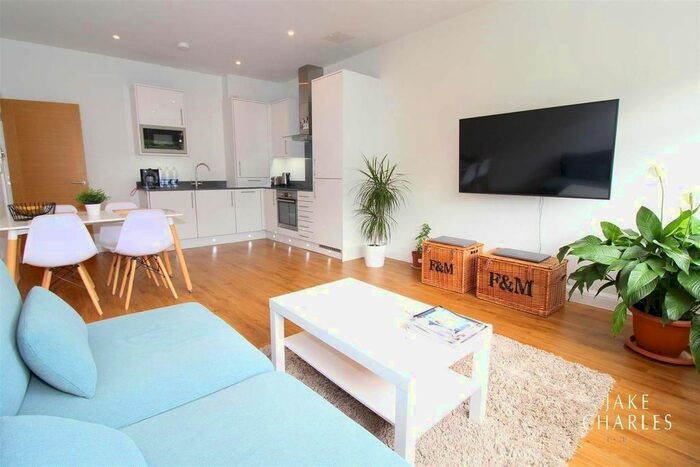 1 Bedroom Flat To Rent In Woodland Court, Soothouse Spring, St. Albans, AL3