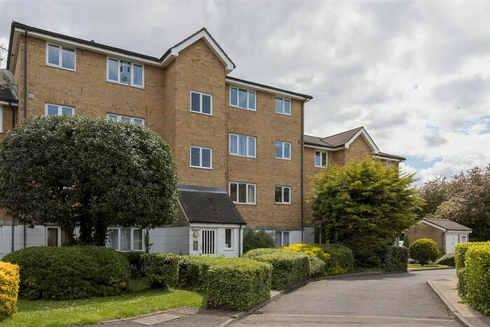 Studio To Rent In Green Pond Close, Walthamstow, E17