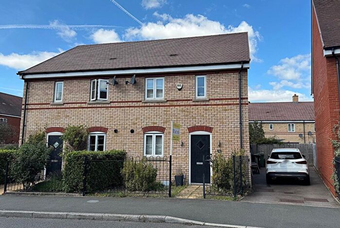 3 Bedroom Semi-Detached House For Sale In Grange Drive, Stotfold, Hitchin, SG5