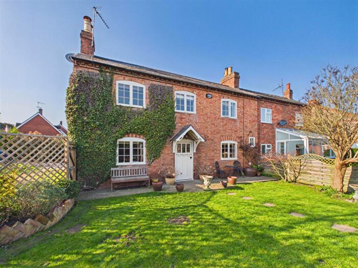 3 Bedroom Semi-Detached House For Sale In Lowes Lane, Wellesbourne, Warwick, CV35