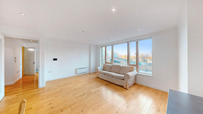 2 Bedroom Apartment For Sale In York Way, London, N7