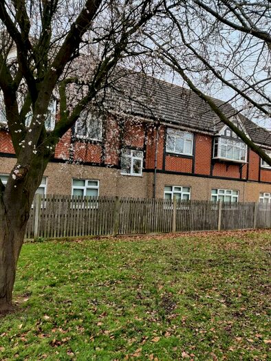 2 Bedroom Flat To Rent In Manor Parade, Hatfield Garden Village, AL10