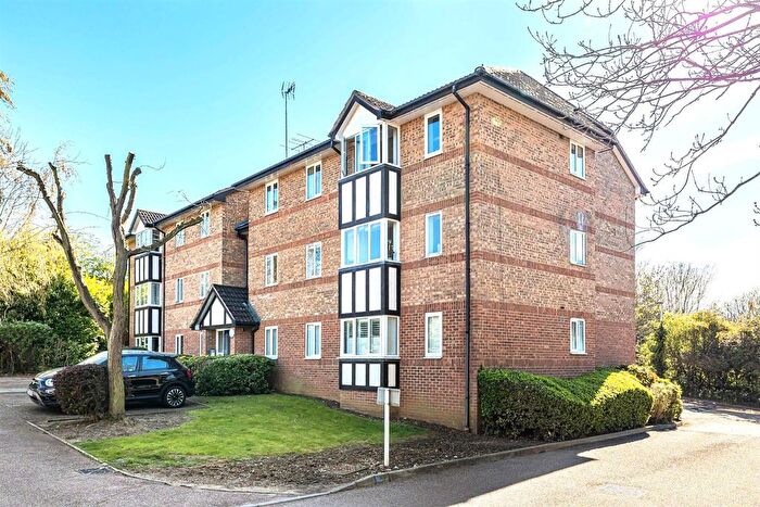 2 Bedroom Flat For Sale In Deer Close, Hertford, SG13