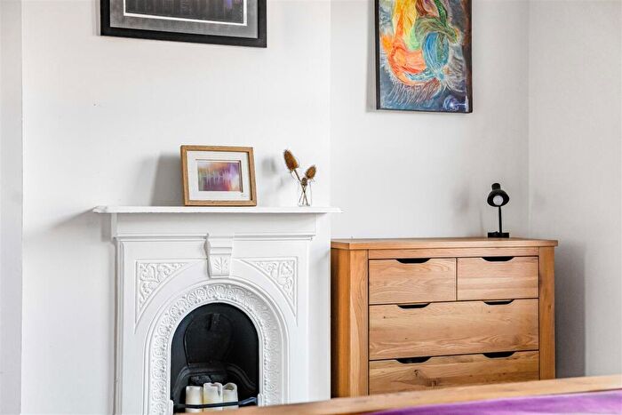 3 Bedroom Terraced House For Sale In De Montfort Road, Reading, RG1