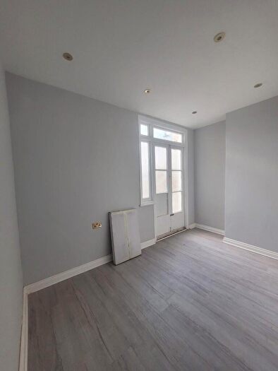 1 Bedroom Flat To Rent In London Road, Leigh-On-Sea, Essex, SS9