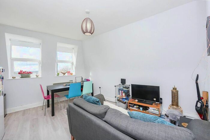 2 Bedroom Flat To Rent In London Road, Tooting, London, SW17