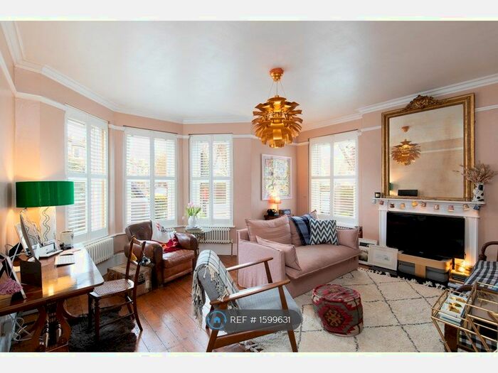 2 Bedroom Flat To Rent In Deauville Court, London, SW4