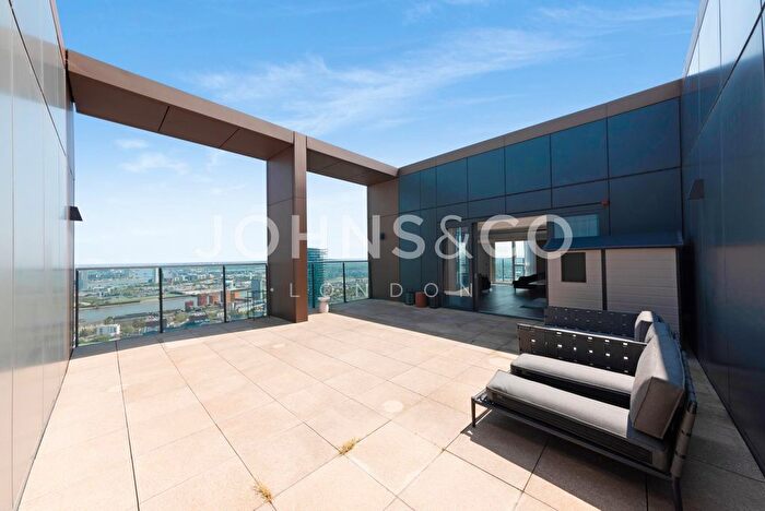 3 Bedroom Flat To Rent In Maine Tower, Canary Wharf, London, E14