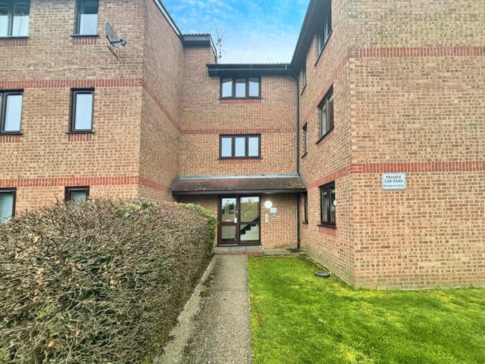 1 Bedroom Flat To Rent In Steeple Close, Rochford, SS4
