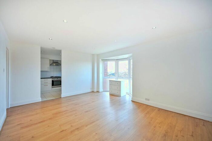 2 Bedroom Flat To Rent In Queens Road, Kingston, Kingston Upon Thames, KT2