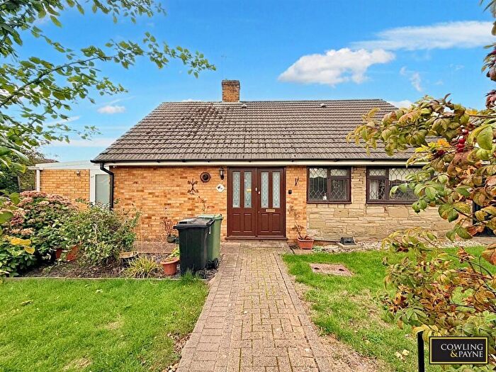 2 Bedroom Detached Bungalow For Sale In Longfield Close, Wickford, SS11