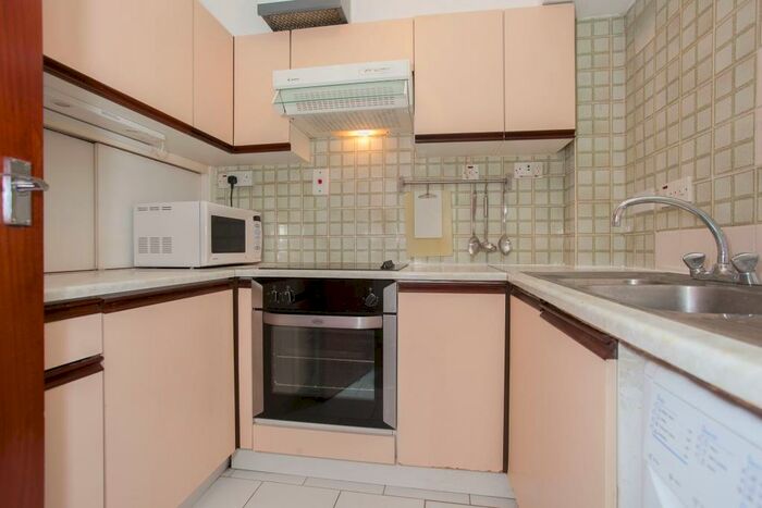 Studio To Rent In Portsoken Street, London, E1