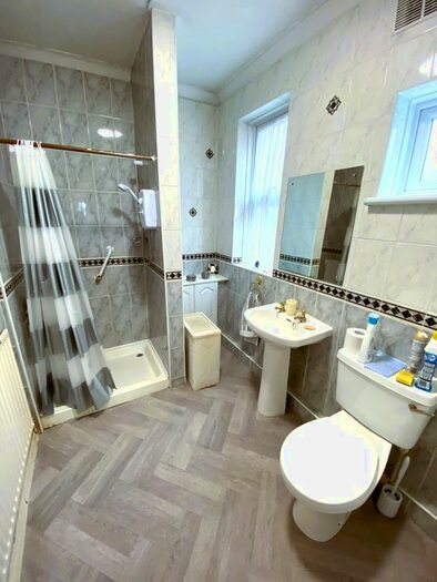 2 Bedroom Flat To Rent In Woodford Avenue, Ilford, IG4