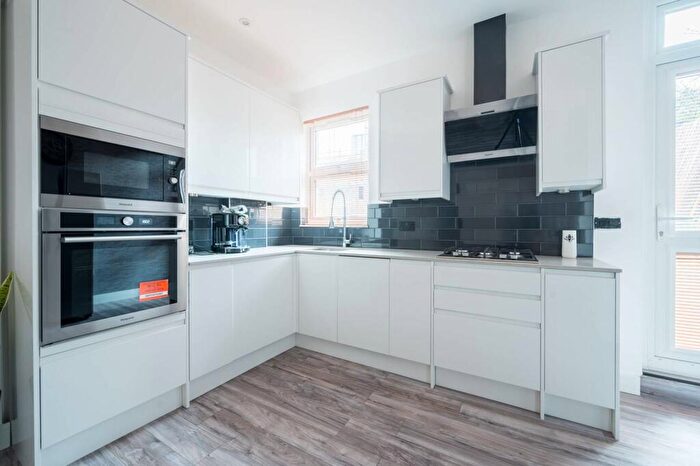 1 Bedroom Flat To Rent In .Coldharbour Lane, Brixton, London, SE5