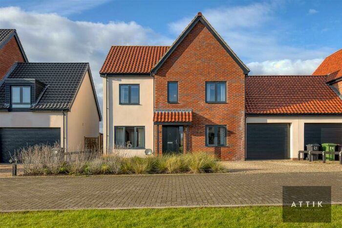 4 Bedroom Link Detached House For Sale In Bankside Way, Barnham Broom, Norwich, NR9