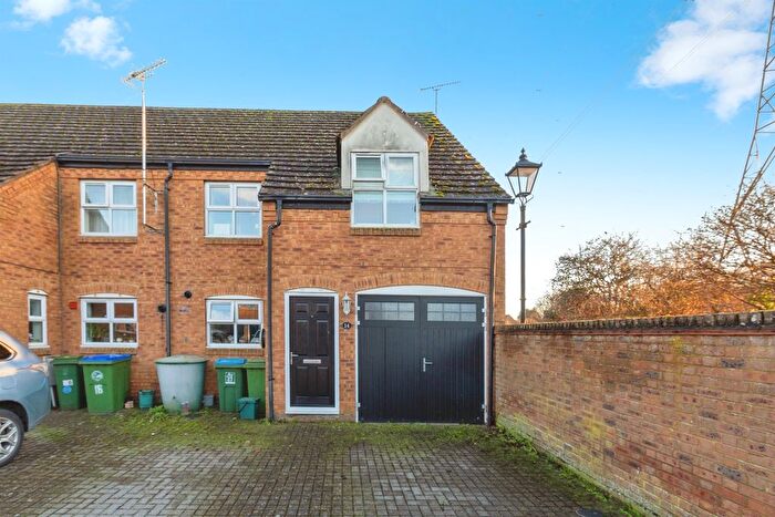 3 Bedroom End Terrace House For Sale In Millers Way, Aylesbury, HP19