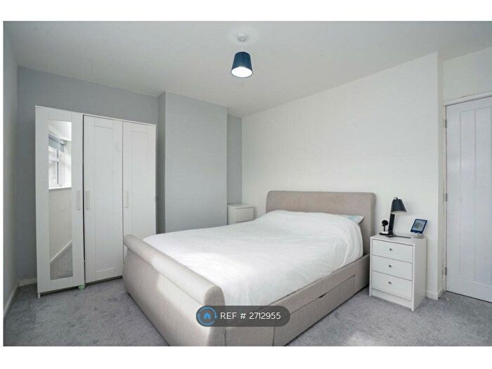 3 Bedroom Semi-Detached House To Rent In Greenwood Road, Wakefield, WF3