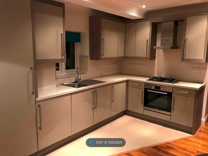 Studio To Rent In Stoke Gardens, Slough SL1