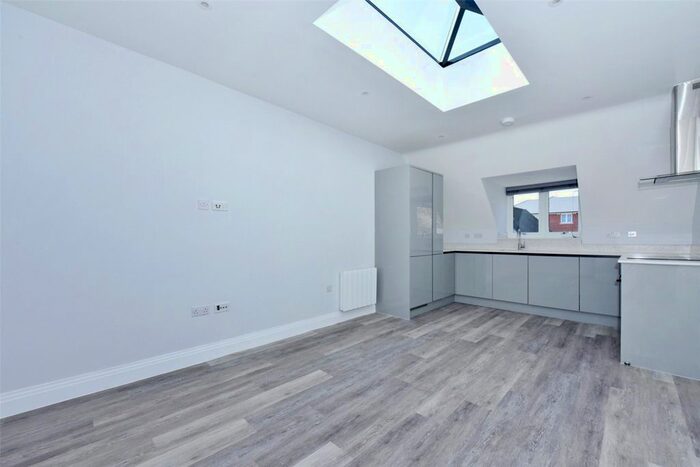 2 Bedroom Flat To Rent In High Street, Marlow, SL7