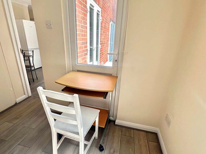 4 Bedroom Flat To Rent In Villiers Close, Surbiton, KT5