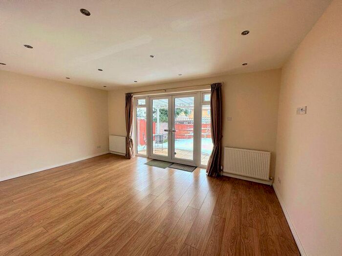 4 Bedroom End Of Terrace House To Rent In Aitken Road, Barnet, EN5