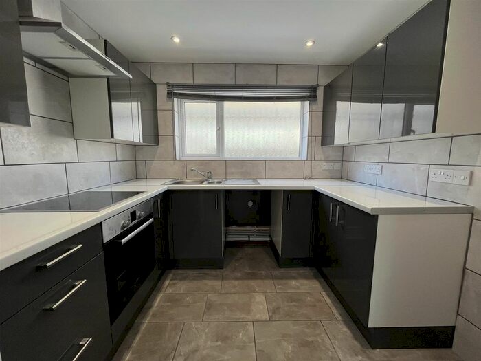 2 Bedroom Flat To Rent In Harbour Court, Abbey Slip, Penzance, Penzance, TR18