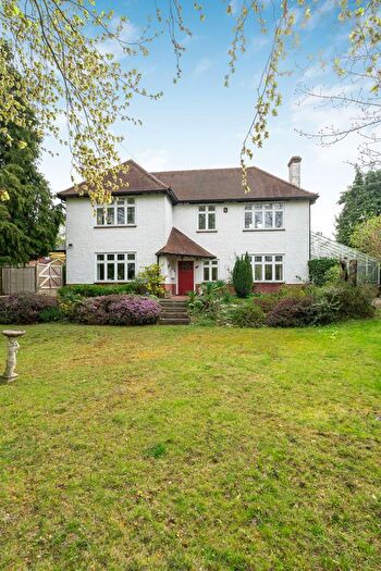 4 Bedroom Detached House For Sale In Keswick Road, Fetcham, KT22