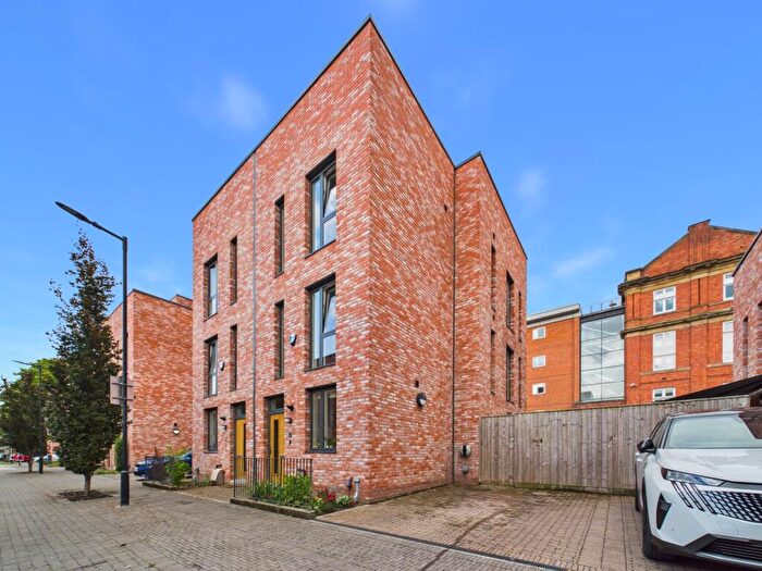 4 Bedroom Town House To Rent In Sterling Avenue, Salford, M3