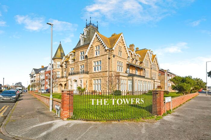 2 Bedroom Flat For Sale In Vista Road, Clacton-On-Sea, Essex, CO15