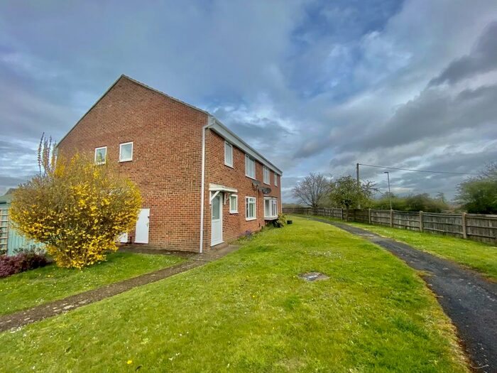 2 Bedroom Maisonette To Rent In Glebe Court, Botley, Southampton, SO30