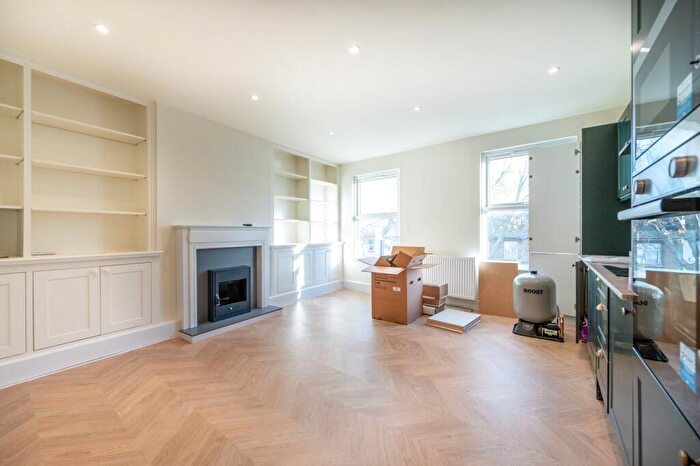 4 Bedroom Flat To Rent In Barking Road, Plaistow, London, E13