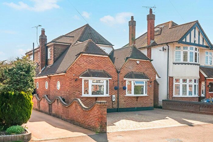 4 Bedroom Detached House For Sale In Bucknalls Lane, Watford, Hertfordshire, WD25