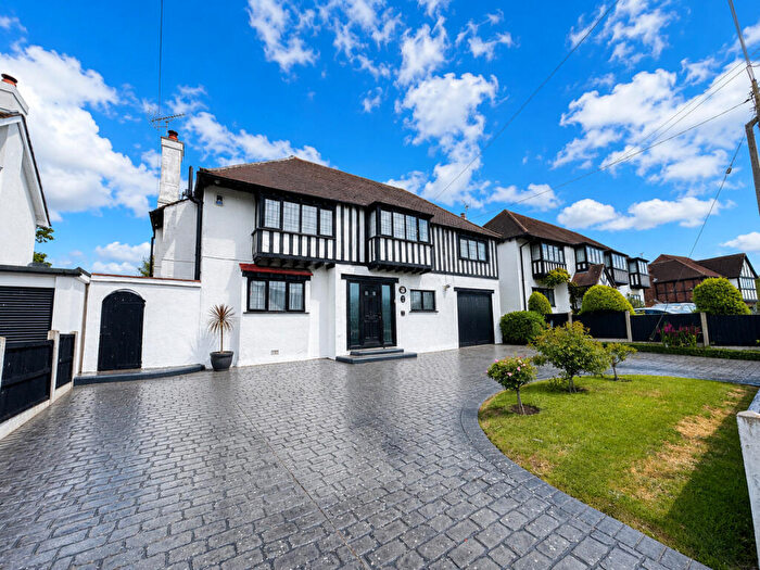 4 Bedroom Detached House For Sale In Tudor Way, Hawkwell, SS5