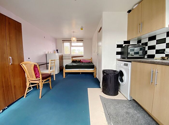 Studio To Rent In Kings Avenue, Hounslow, TW3