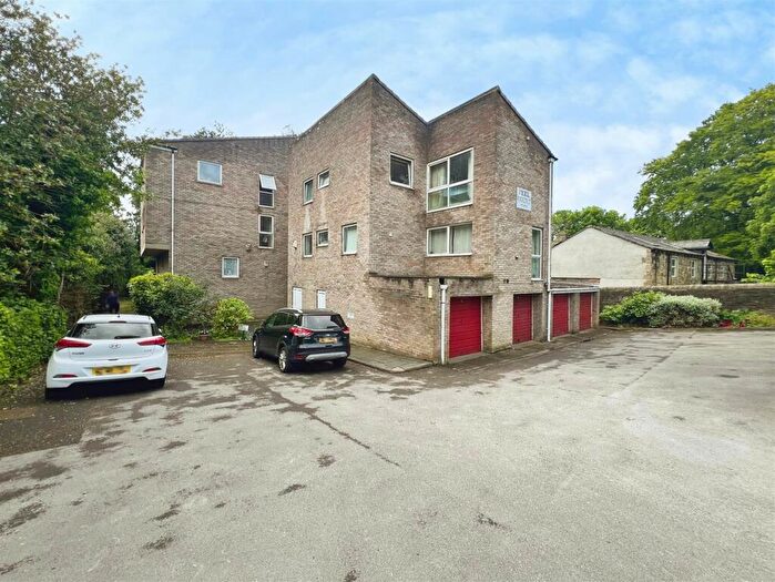 2 Bedroom Flat For Sale In Lister Lane, Bradford, BD2
