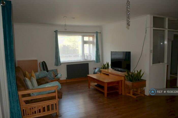 4 Bedroom Bungalow To Rent In The Shrublands, Potters Bar, EN6