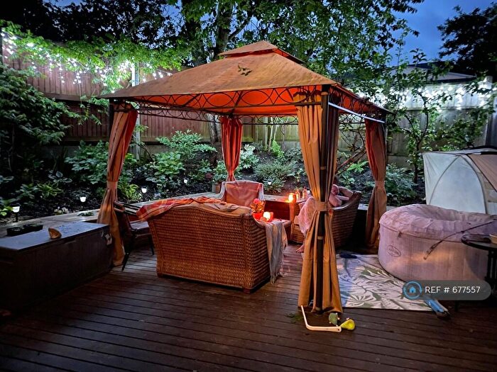 3 Bedroom Semi-Detached House To Rent In The Grove, Shaw, Oldham, OL2