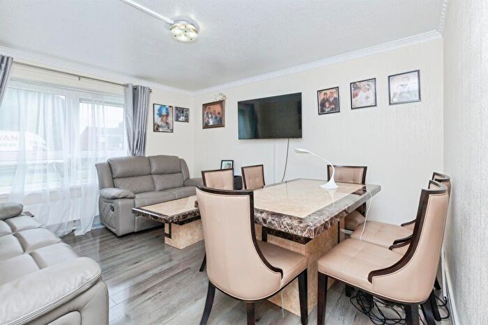 2 Bedroom Flat For Sale In Kelbrook Close, Leicester, LE4