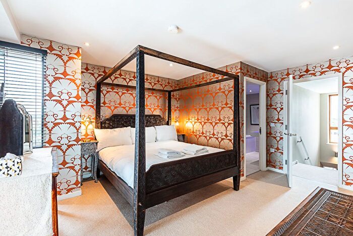 2 Bedroom Flat To Rent In Hardwicks Square, London, SW18