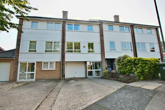 3 Bedroom Town House To Rent In Mead Way, Bromley, BR2