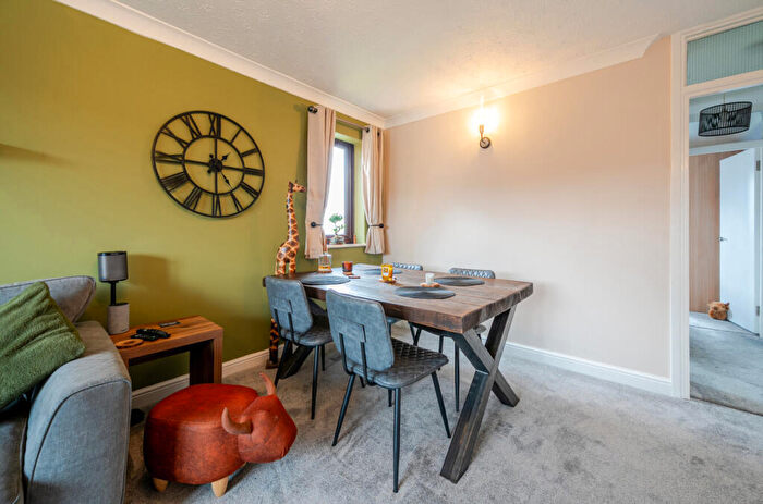 2 Bedroom Apartment For Sale In Westdown Gardens, Whipsnade Road, Dunstable, LU6