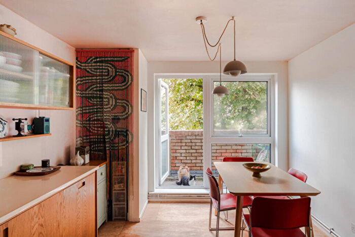 2 Bedroom Flat For Sale In Sturmer Way, London, N7