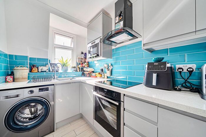 1 Bedroom Flat For Sale In Cross Deep, Twickenham, TW1