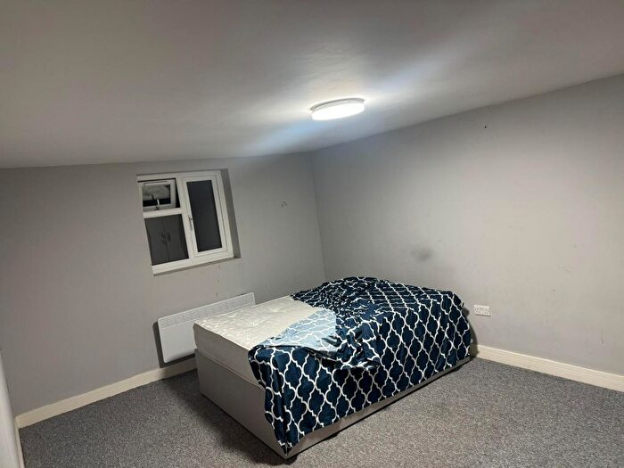 3 Bedroom Flat To Rent In Upminster, RM14