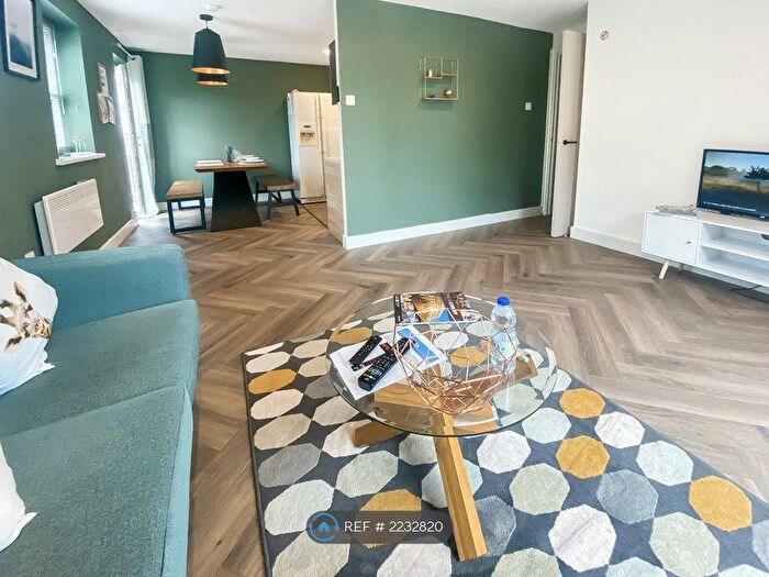 2 Bedroom Flat To Rent In Schooner Way, Cardiff, CF10