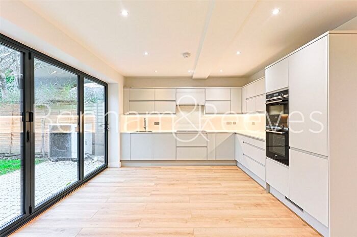 3 Bedroom Flat To Rent In Disraeli Road, London, SW15