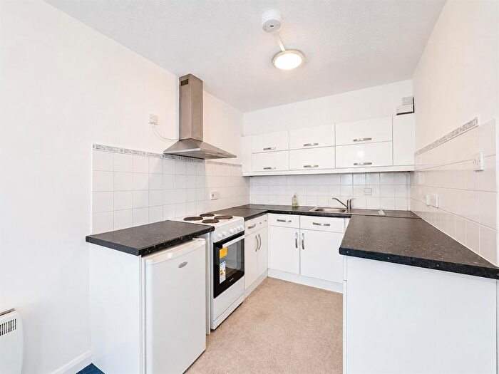 1 Bedroom Flat For Sale In Wivenhoe Court, Staines Road, Hounslow, TW3