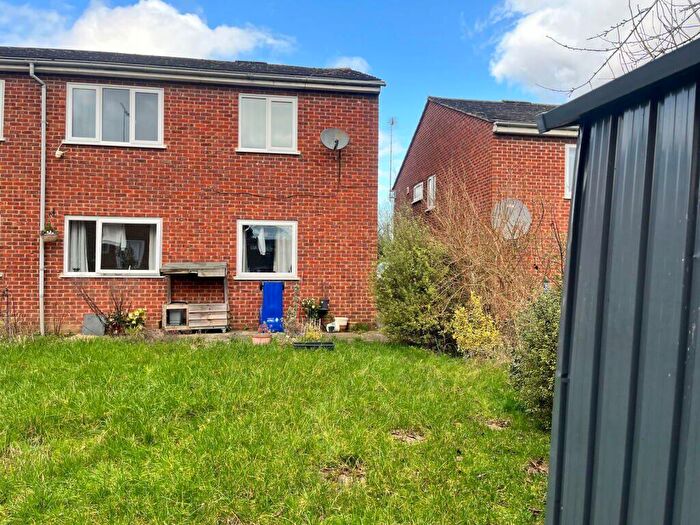 2 Bedroom Apartment For Sale In Lodge Close, Banbury, Oxfordshire, OX16