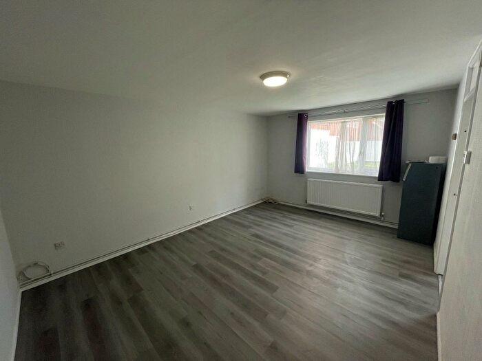 2 Bedroom Flat To Rent In Makepeace Road, Northolt, UB5